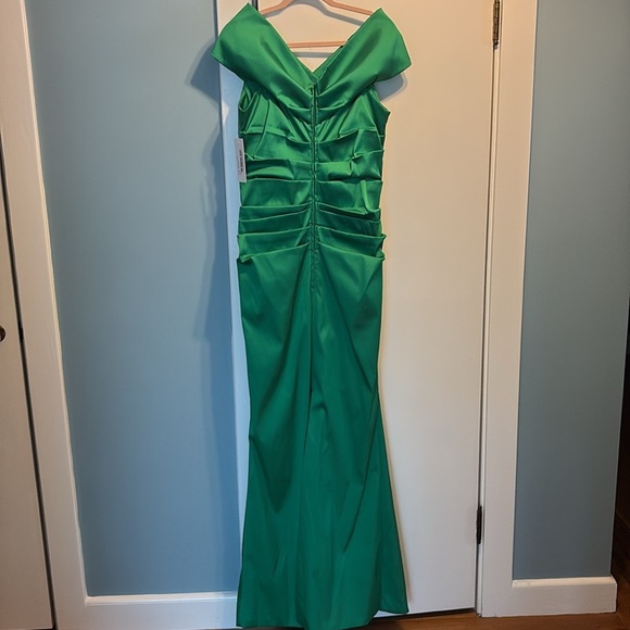 Teri Jon by Rickie Freeman Off-Shoulder Maxi Gown. Size 14 - Picture 3 of 8